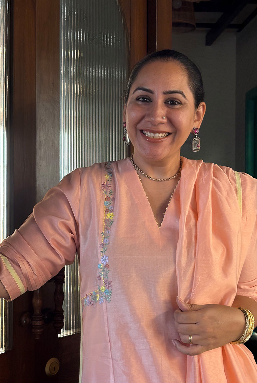 The Side Embroidery kurta sets -Peach