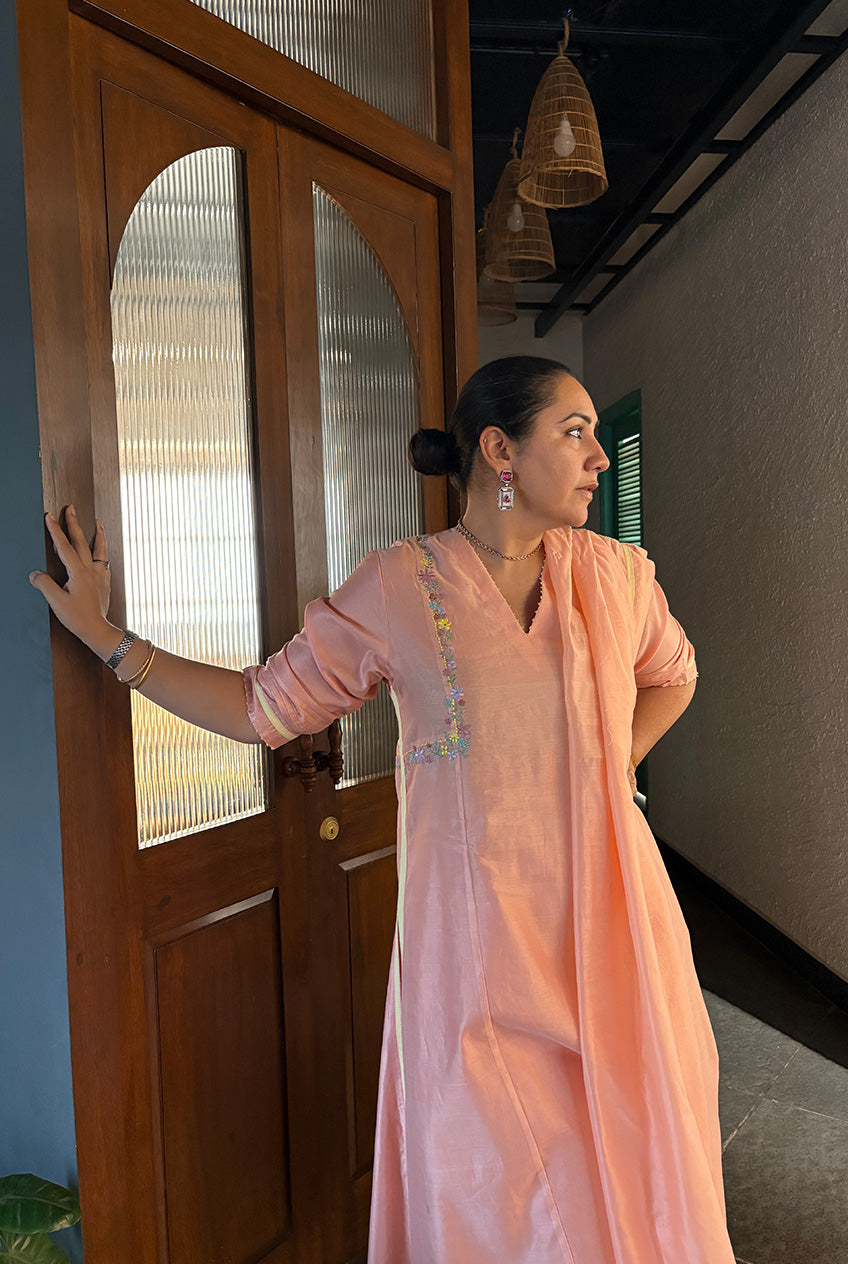 The Side Embroidery kurta sets -Peach
