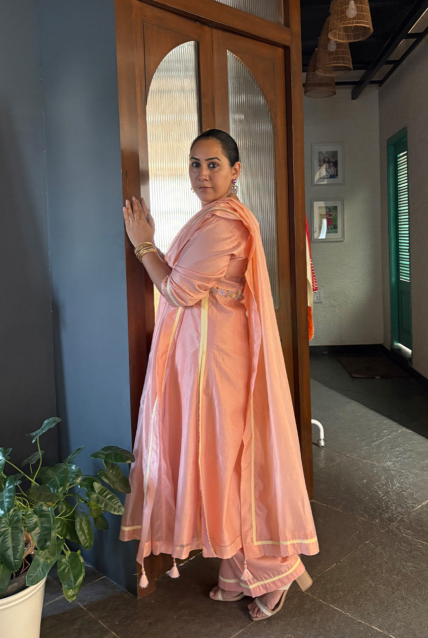 The Side Embroidery kurta sets -Peach