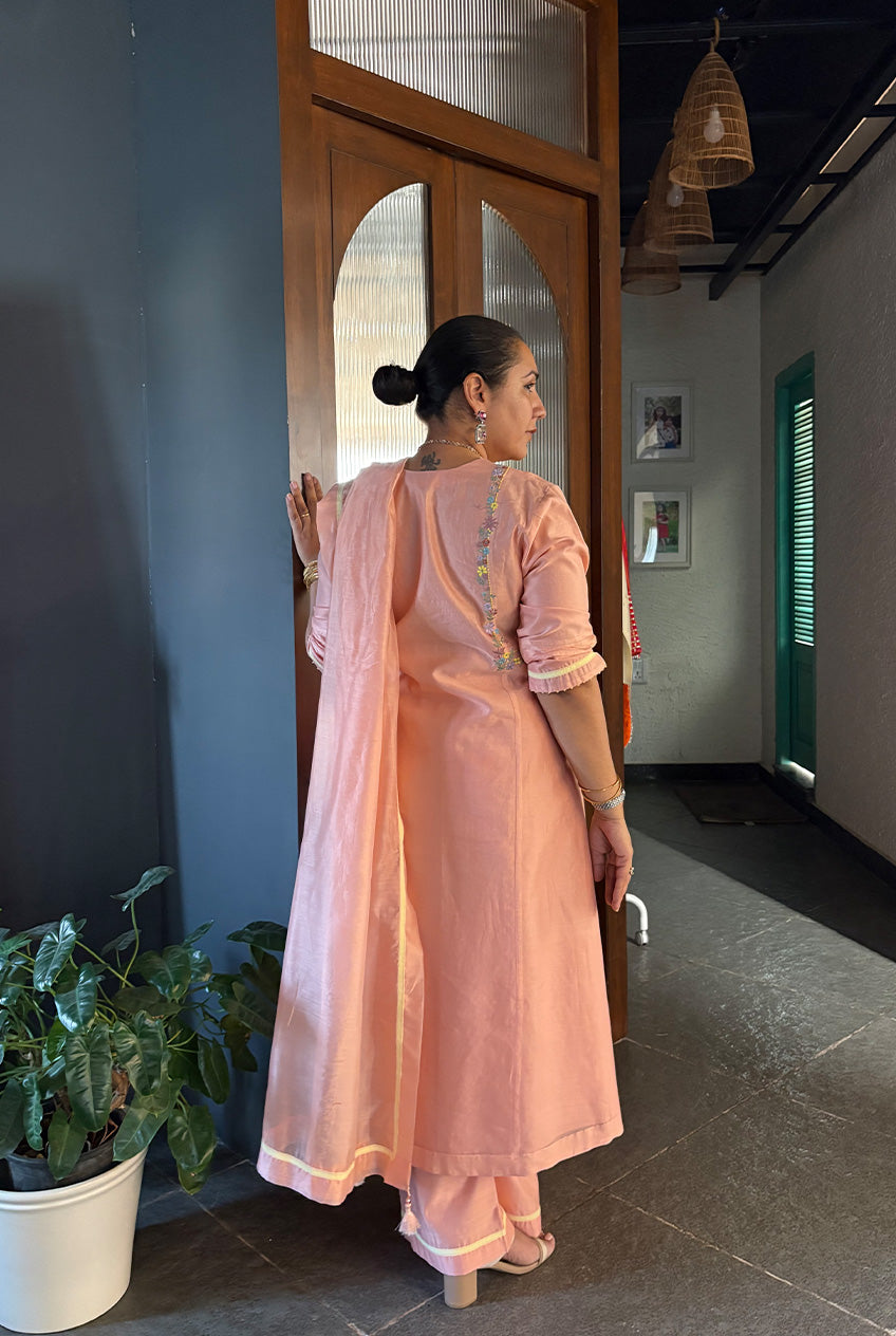 The Side Embroidery kurta sets -Peach