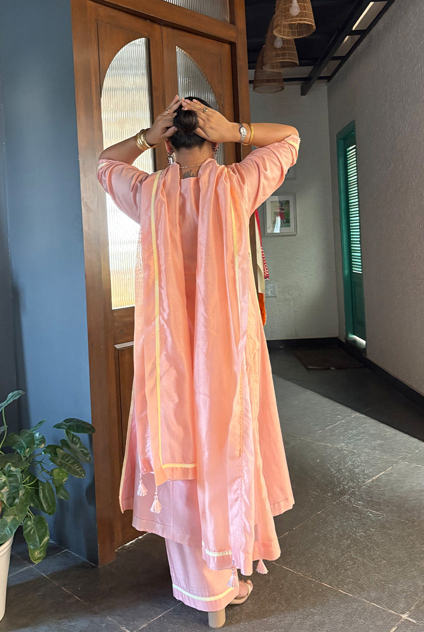 The Side Embroidery kurta sets -Peach