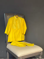 Load image into Gallery viewer, Sheeshe wala kurta set- Peela
