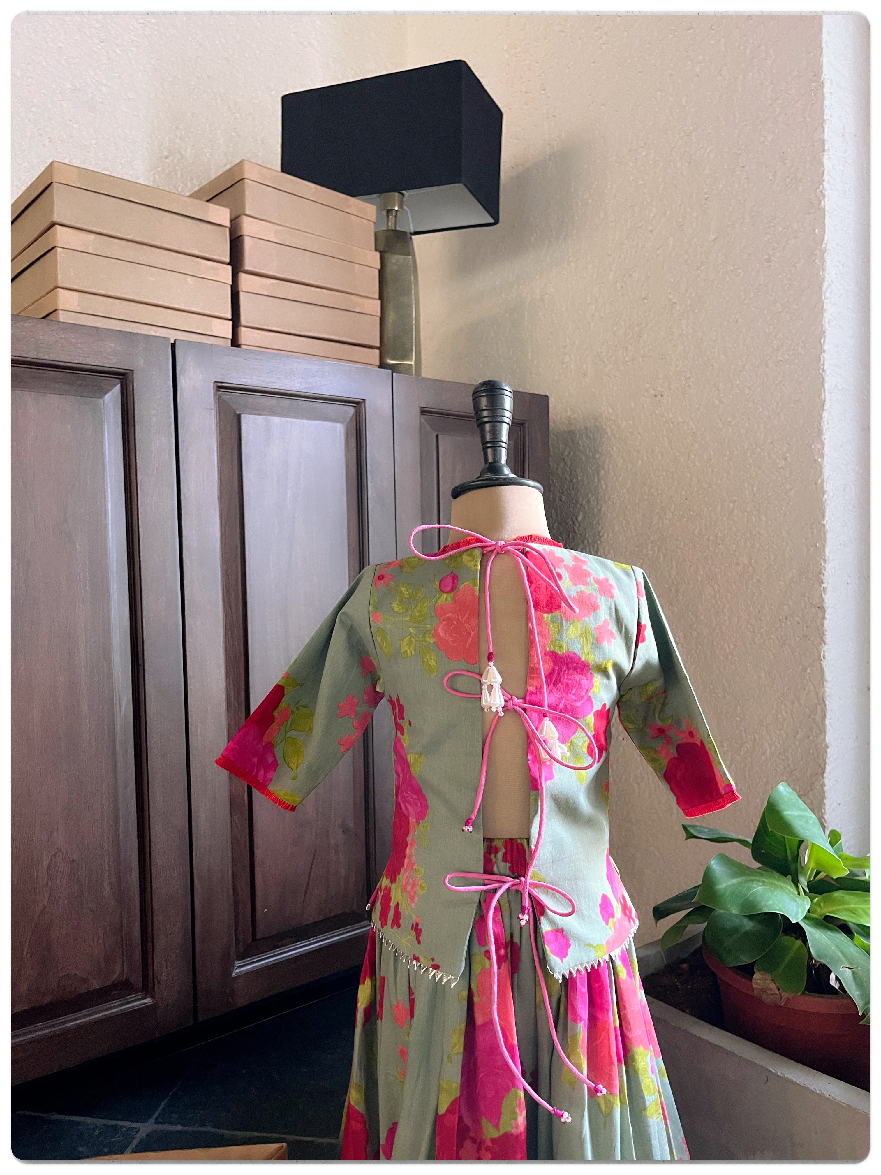 Mul Floral Lehenga set-Hari Elaichi