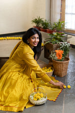 Load image into Gallery viewer, Gherewala Kurta set- Citrine Yellow
