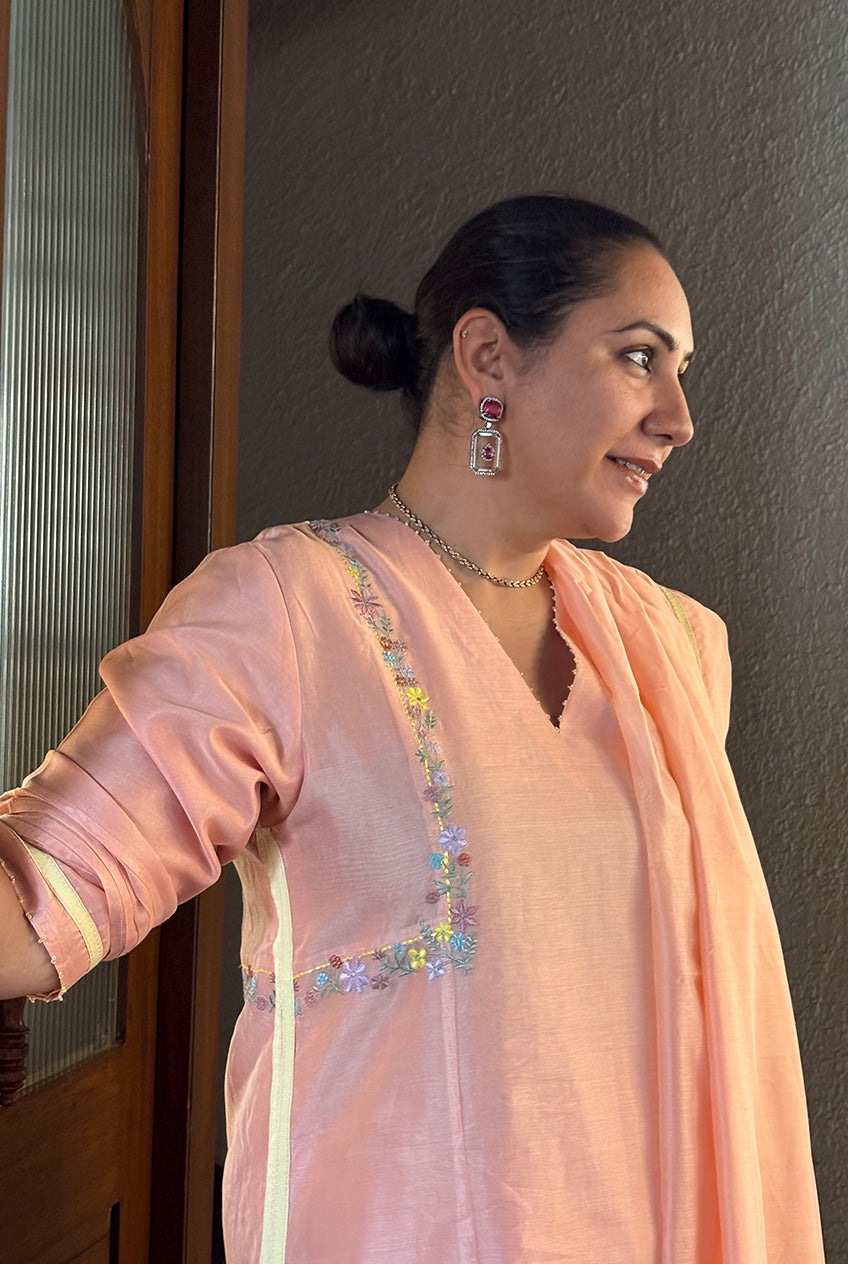 The Side Embroidery kurta sets -Peach