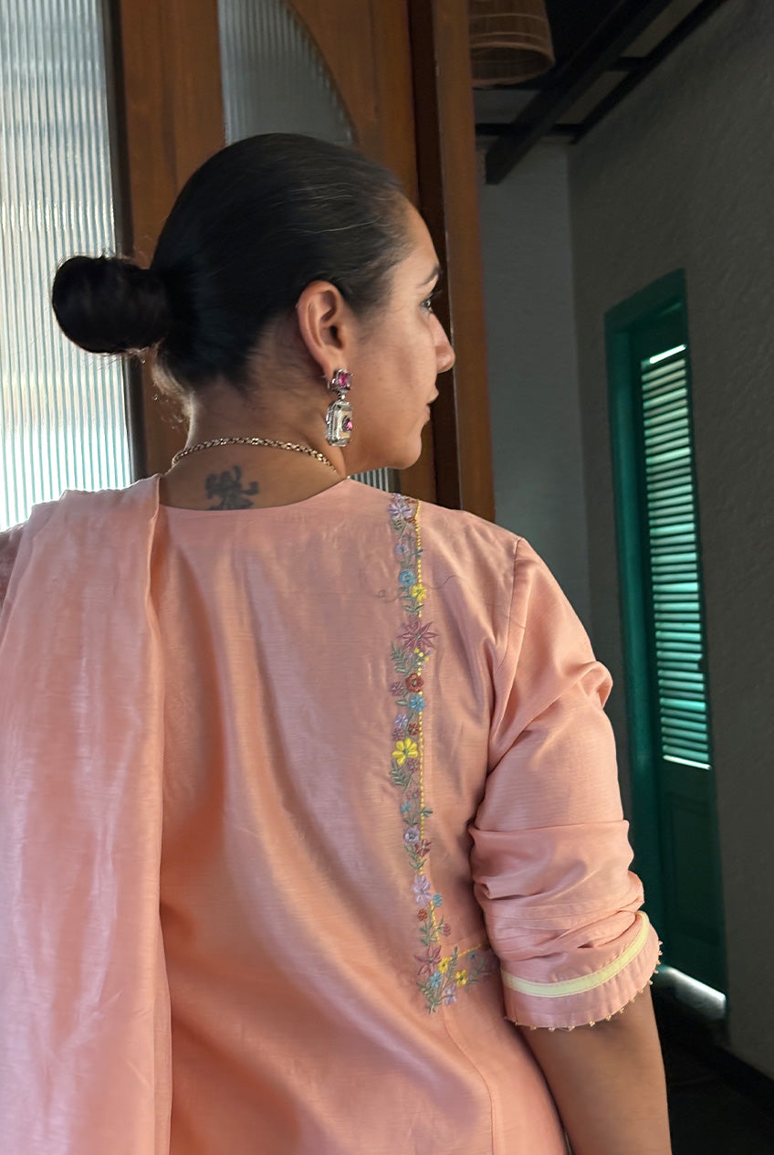 The Side Embroidery kurta sets -Peach