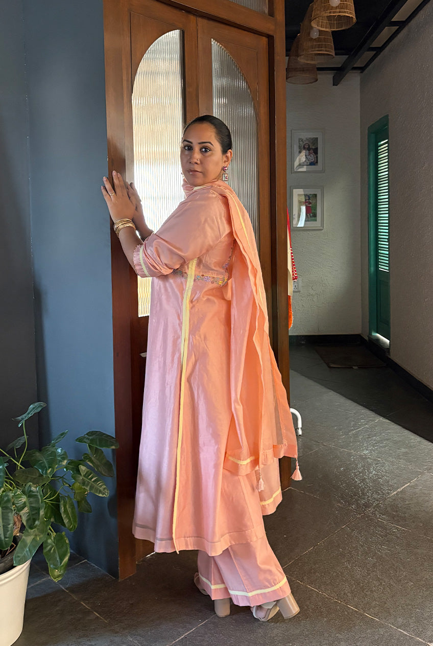 The Side Embroidery kurta sets -Peach